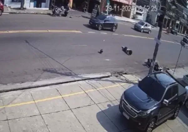 VÍDEO: Motociclista e garupa colidem com carro e são arremessados, em Manaus