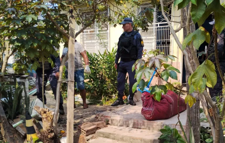 VÍDEO: Mulher é morta a facadas no bairro Petrópolis; ex-marido é suspeito