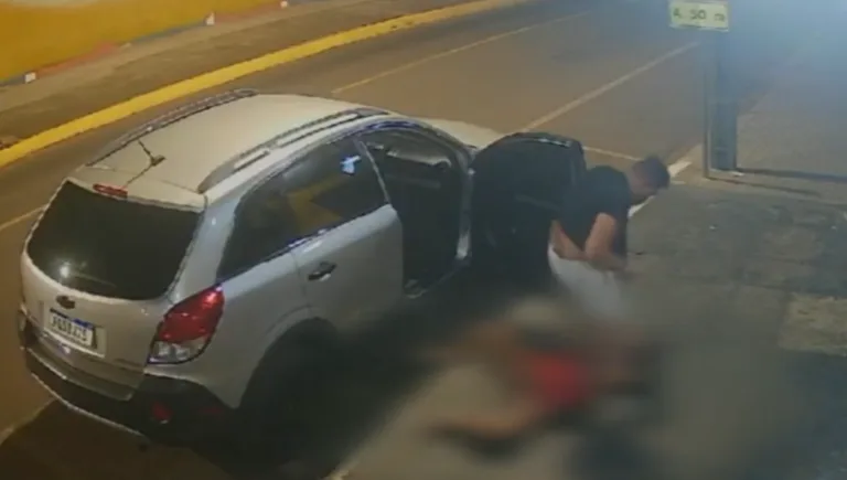Vídeo mostra mulher sendo agredida e arrastada por namorado