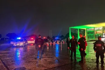 VÍDEO: Após explosão de bombas na Praça dos Três Poderes, STF é esvaziado; um homem morreu VÍDEO: Após explosão de bombas na Praça dos Três Poderes, STF é esvaziado; um homem morreu