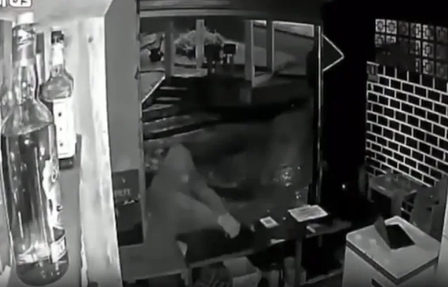 VÍDEO: Homem é morto a tiros em bar no ES; adolescente de 13 anos fica ferido VÍDEO: Homem é morto a tiros em bar no ES; adolescente de 13 anos fica ferido