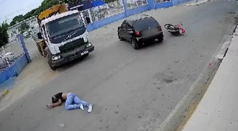 VÍDEO: Na BA, motociclista é arremessado após batida com carro