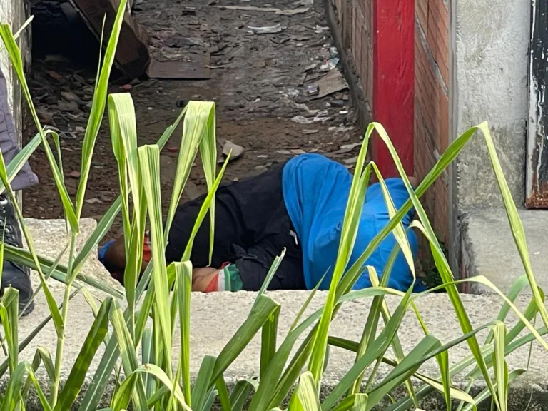 VÍDEO: Corpo de homem é encontrado com mãos e pés amarrados em beco na Compensa