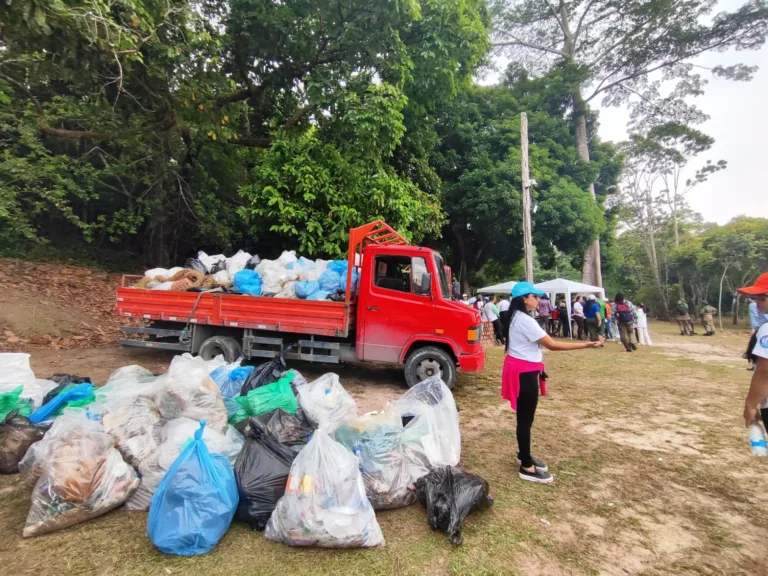 Voluntários recolhem 2,5 toneladas de resíduos sólidos no sítio arqueológico Ponta das Lajes