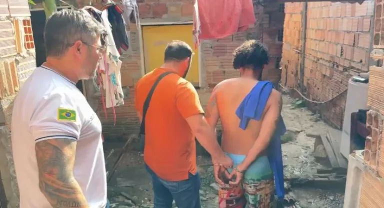 VÍDEO: ‘Mikey Mau’ é preso com armas para um suposto ataque contra facção rival em Manaus