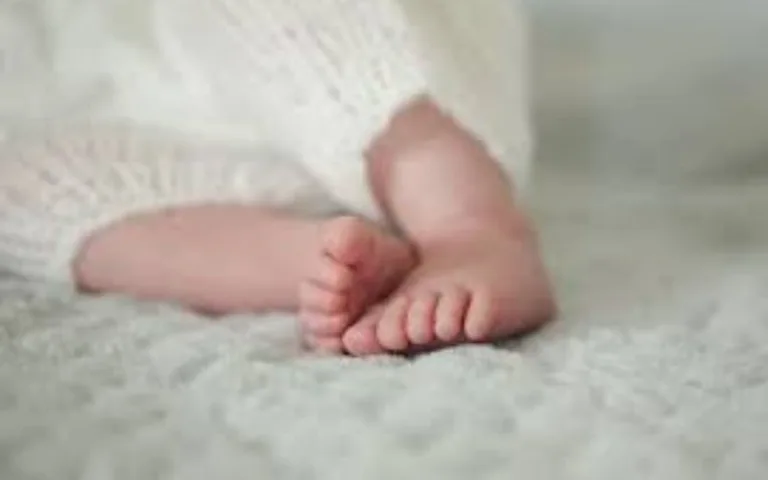 Homem tenta agredir a esposa durante discussão e acaba esfaqueando a filha de 9 meses Homem tenta agredir a esposa durante discussão e acaba esfaqueando a filha de 9 meses