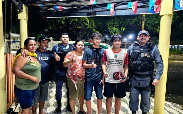 Dois adolescentes de 15 e 16 anos, foram resgatados por policiais militares após se perderem em uma área de mata no Balneário