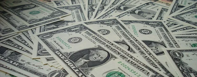 Dólar segue em queda