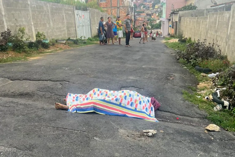 Homem é executado a tiros e deixado nu em rua no Santo Agostinho, em Manaus