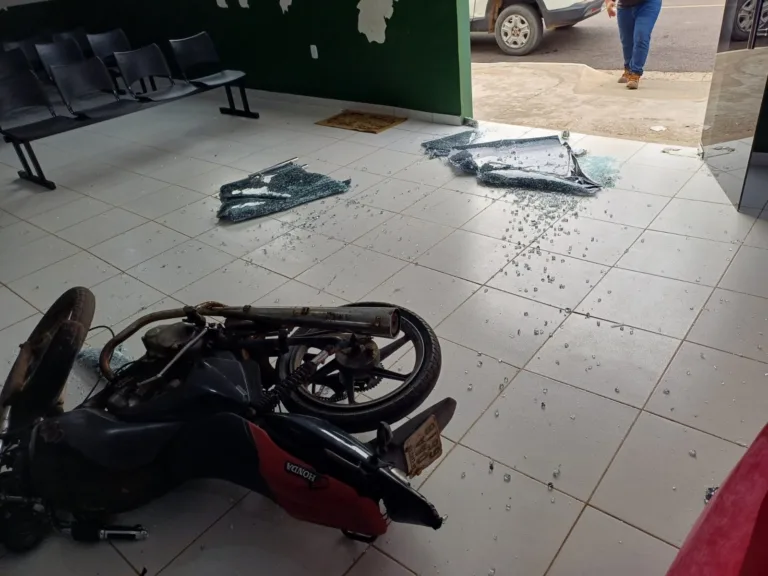 Em Silves, homem é preso por destruir portas de unidade de saúde municipal