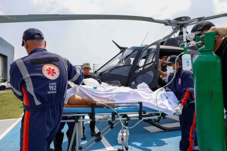 Onze pessoas são resgatadas após acidente em Rio Preto da Eva (AM)