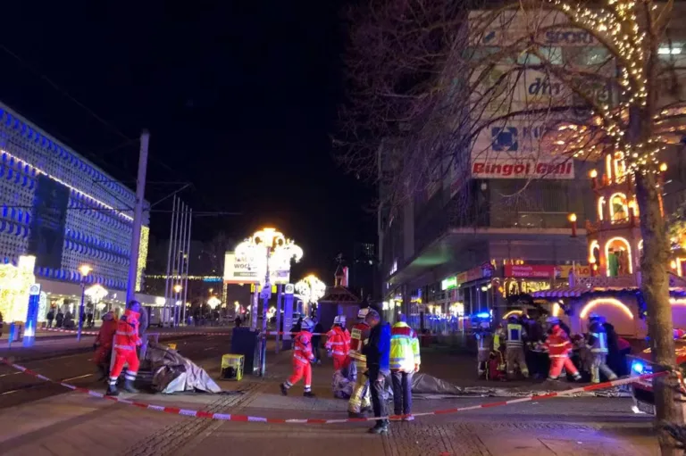 VÍDEO: Carro invade mercado de Natal na Alemanha e atropela dezenas; uma pessoa morreu