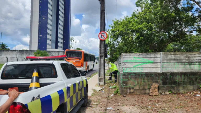 Flanelinhas arrancam placas de proibição de estacionamento na Ponta Negra