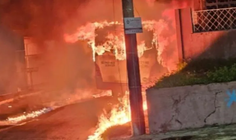 Ônibus fica destruído ao pegar fogo em Manaus