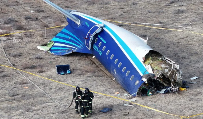 Caixas-pretas do avião da Embraer que caiu no Cazaquistão serão enviadas ao Brasil