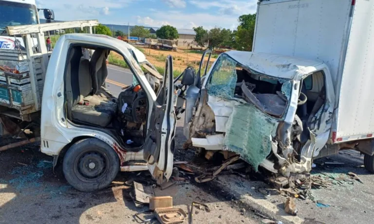 Motorista morre em acidente entre caminhões na Bahia Motorista morre em acidente entre caminhões na Bahia