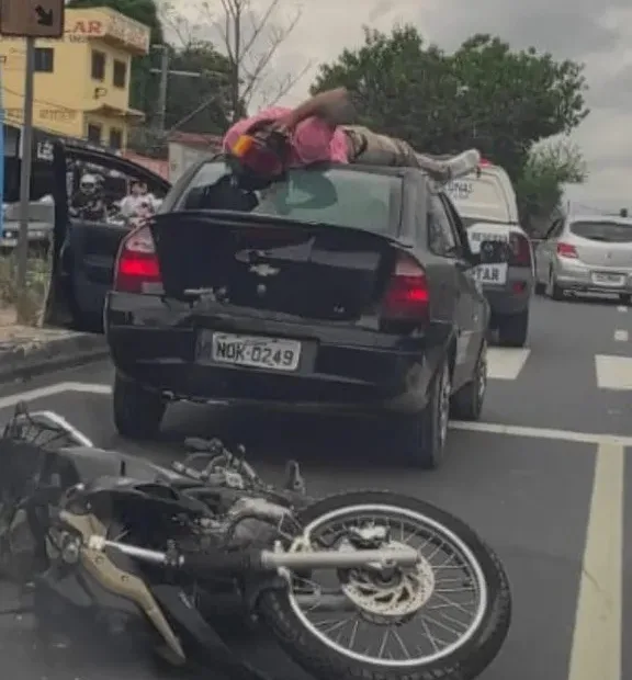 VÍDEO: Motociclista ‘voa’ para cima de carro durante acidente em Manaus