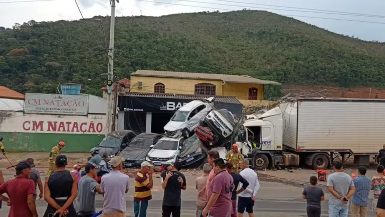 VÍDEO: Caminhão desgovernado atinge concessionária e causa "montanha" de carros amassados, no RJ