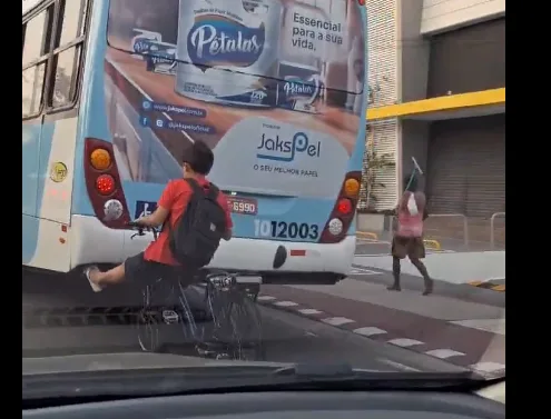 VÍDEO: Adolescente se arrisca ao pegar carona na traseira de ônibus em Manaus
