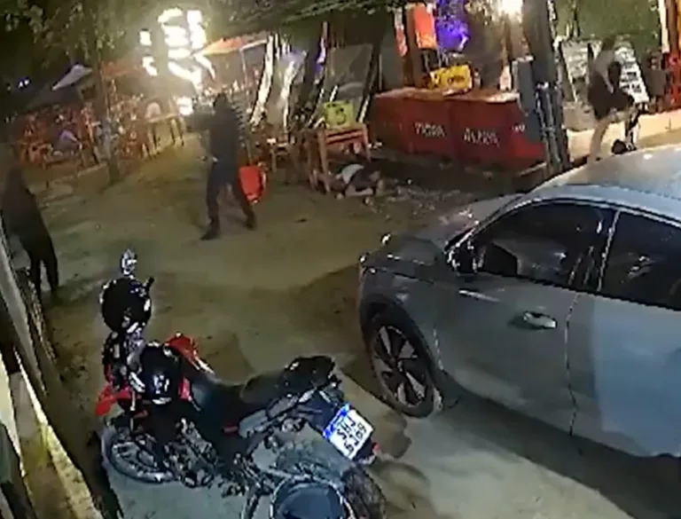 VÍDEO: Grupo armado invade quiosque e deixa mortos no RJ