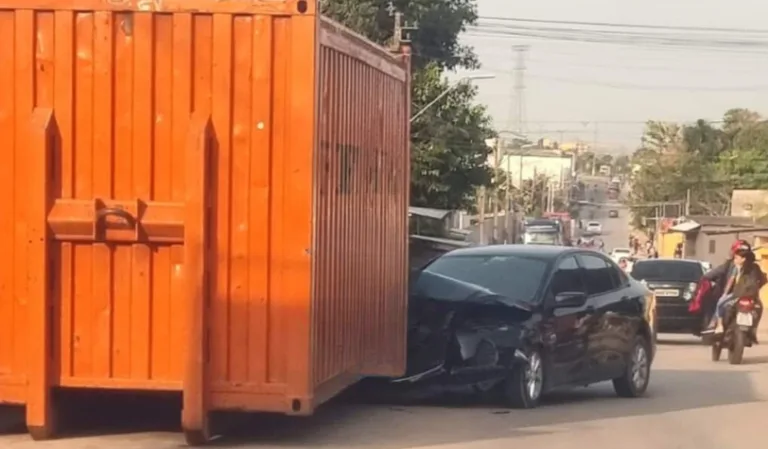 Carro fica destruído após motorista perder controle