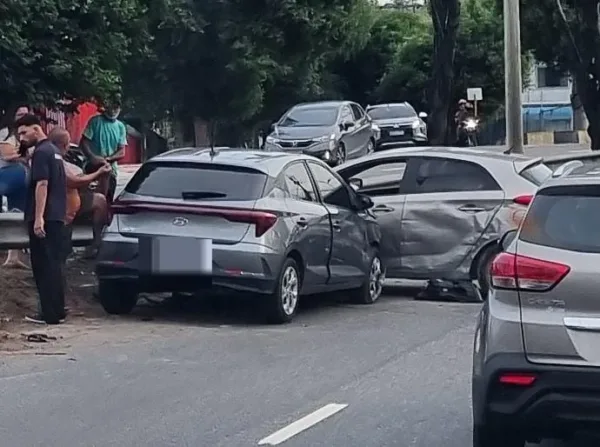 Carros ficam destruídos após forte colisão na Av. Cosme Ferreira