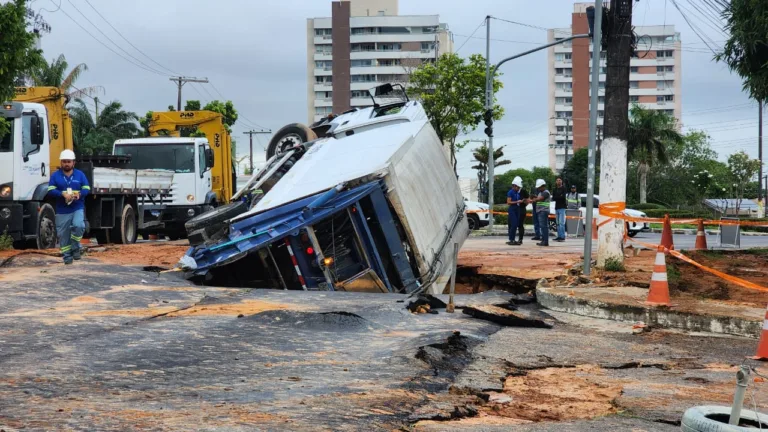 URGENTE: Cratera se abre e caminhão de lixo é ‘engolido’ na Ponta Negra