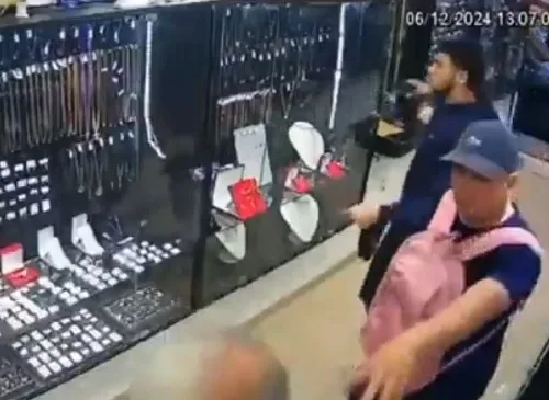 VÍDEO: Criminosos armados rendem segurança e assaltam joalheria no Centro de Manaus