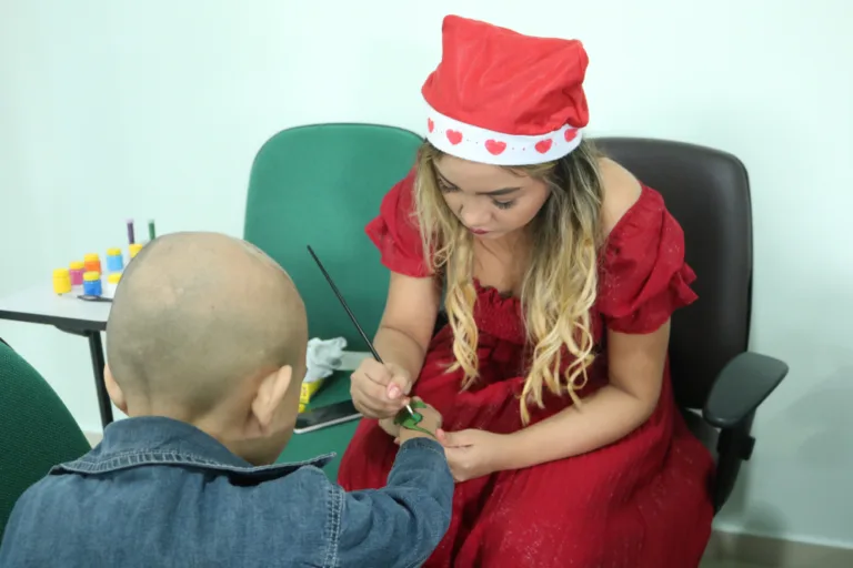 Crianças em tratamento na FCecon ganham festa de Natal em Manaus