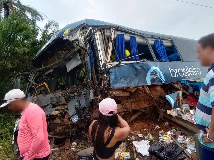 Batida entre caminhão e ônibus mata duas pessoas e deixa feridos