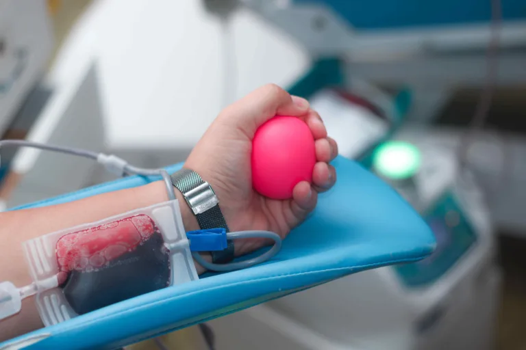 Hemoam convoca doadores após queda nos estoques de sangue devido às festas de Natal