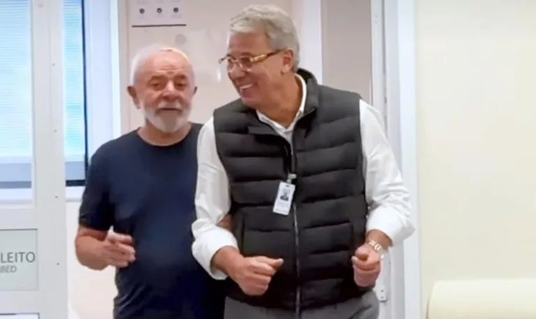 Presidente Lula caminha por hospital após sair de UTI; veja