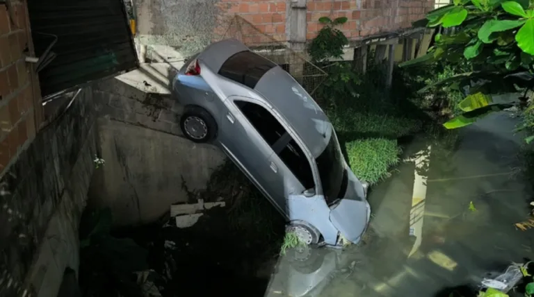 VÍDEO: Motorista despenca com carro dentro de igarapé no Novo Aleixo VÍDEO: Motorista despenca com carro dentro de igarapé no Novo Aleixo