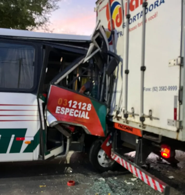 Ônibus de rota fica destruído após colidir em traseira de caminhão 