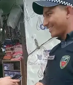 PM chama a atenção ao falar em inglês para ajudar turistas no Centro de Manaus