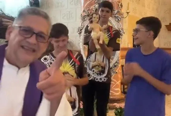 Vídeo: Padre viraliza ao criar versão católica de “Descer pra BC”, hit do momento