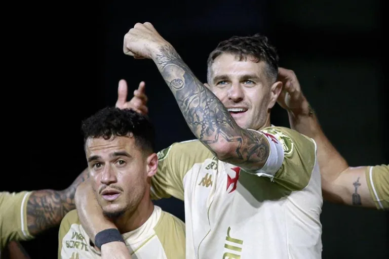 Philippe Coutinho e Vegetti marcaram os gols do Vasco no 2º tempo (Foto: Matheus Lima/CRVG)