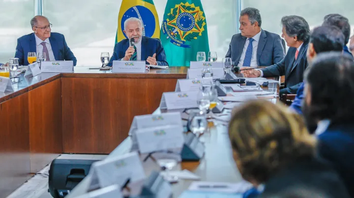 Lula fará primeira reunião com ministros do governo nesta segunda