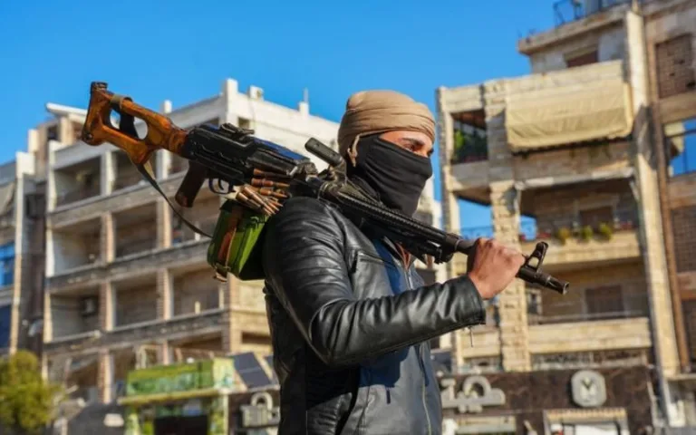 A surpreendente ofensiva de grupos jihadistas na Síria, reacendendo uma guerra civil que está prestes a completar 15 anos sem solução