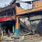 Rua do Fuxico segue interditada após incêndio atingir mais de 10 comércios em Manaus