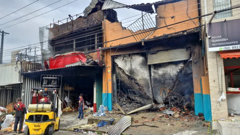 Vídeos: Rua do Fuxico segue interditada após incêndio atingir mais de 10 comércios em Manaus