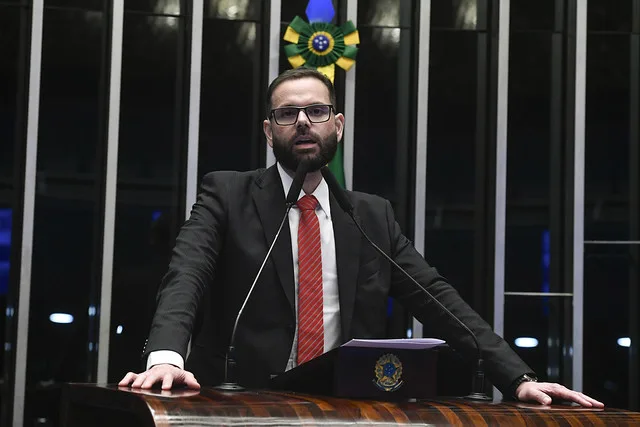 “Não foi do penhasco?”: Senador exalta PM que jogou homem de ponte e depois apaga post
