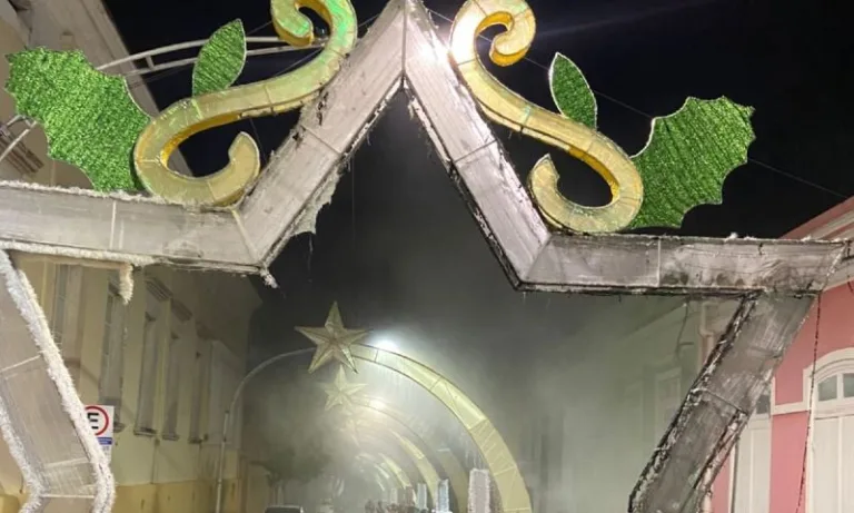 'Portal Natalino' é queimado por vândalos no Centro de Manaus