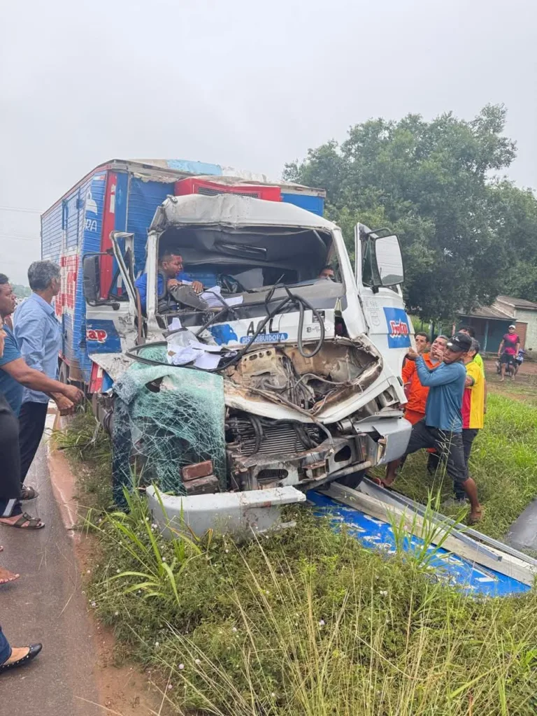 VÍDEO: Acidente entre caminhão e ônibus deixa homem morto após ficar preso às ferragens na AM-010