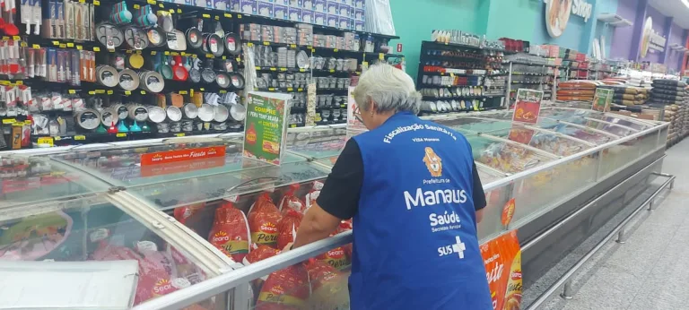 Visa Manaus apreende 200 quilos de alimentos impróprios na operação "Natal com Saúde"