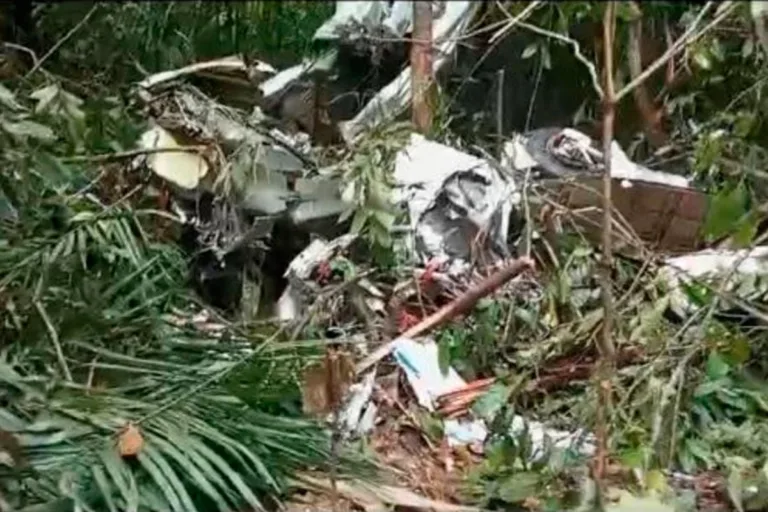 Avião estava há cinco dias desaparecido