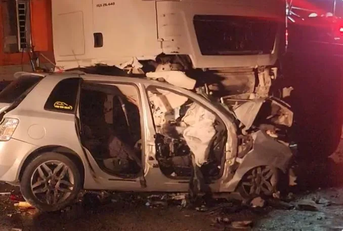 Carreta sem freio invade Fernão Dias e atinge 3 carros em São Paulo