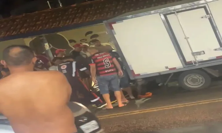Garçom está em estado grave após ser atropelado por caminhão em Manaus