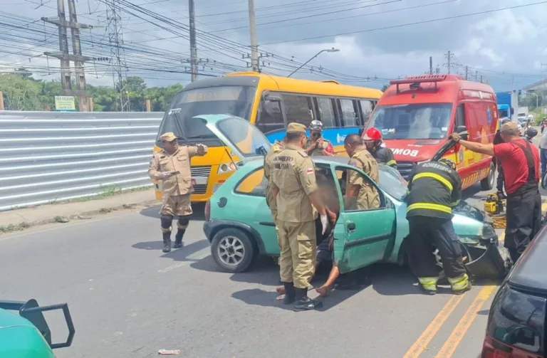 Duas pessoas ficam presas à ferragens em acidente entre dois carros em Manaus