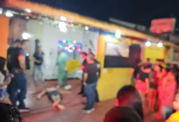 VÍDEO: Adolescente de 15 anos é morto com 12 tiros dentro de restaurante no Parque 10
